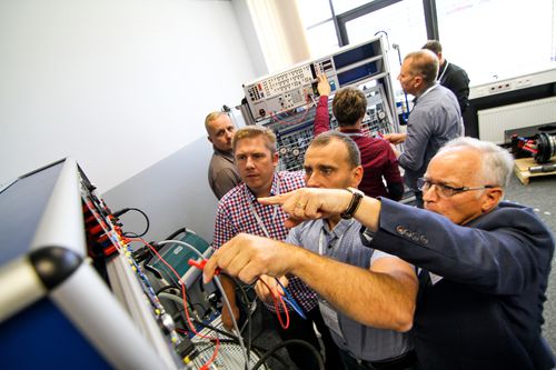 Uczestnicy konferencji technicznej wzięli udział w szeregu wykładów, ćwiczeń oraz szkoleń, w tym również w szkoleniach praktycznych na stanowiskach dydaktycznych Rexroth.