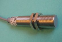 Indukcyjny czujnik prędkości z wbudowanym komparatorem