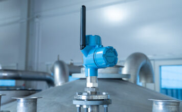 Emerson wprowadza na rynek pierwszy na świecie radar bezkontaktowy do pomiaru poziomu z komunikacją WirelessHART