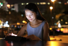 Pokoleniowa i międzynarodowa przepaść w korzystaniu z AI