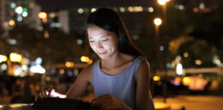 Pokoleniowa i międzynarodowa przepaść w korzystaniu z AI